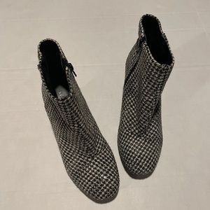 Kelly & Katie Black & White Houndstooth Booties